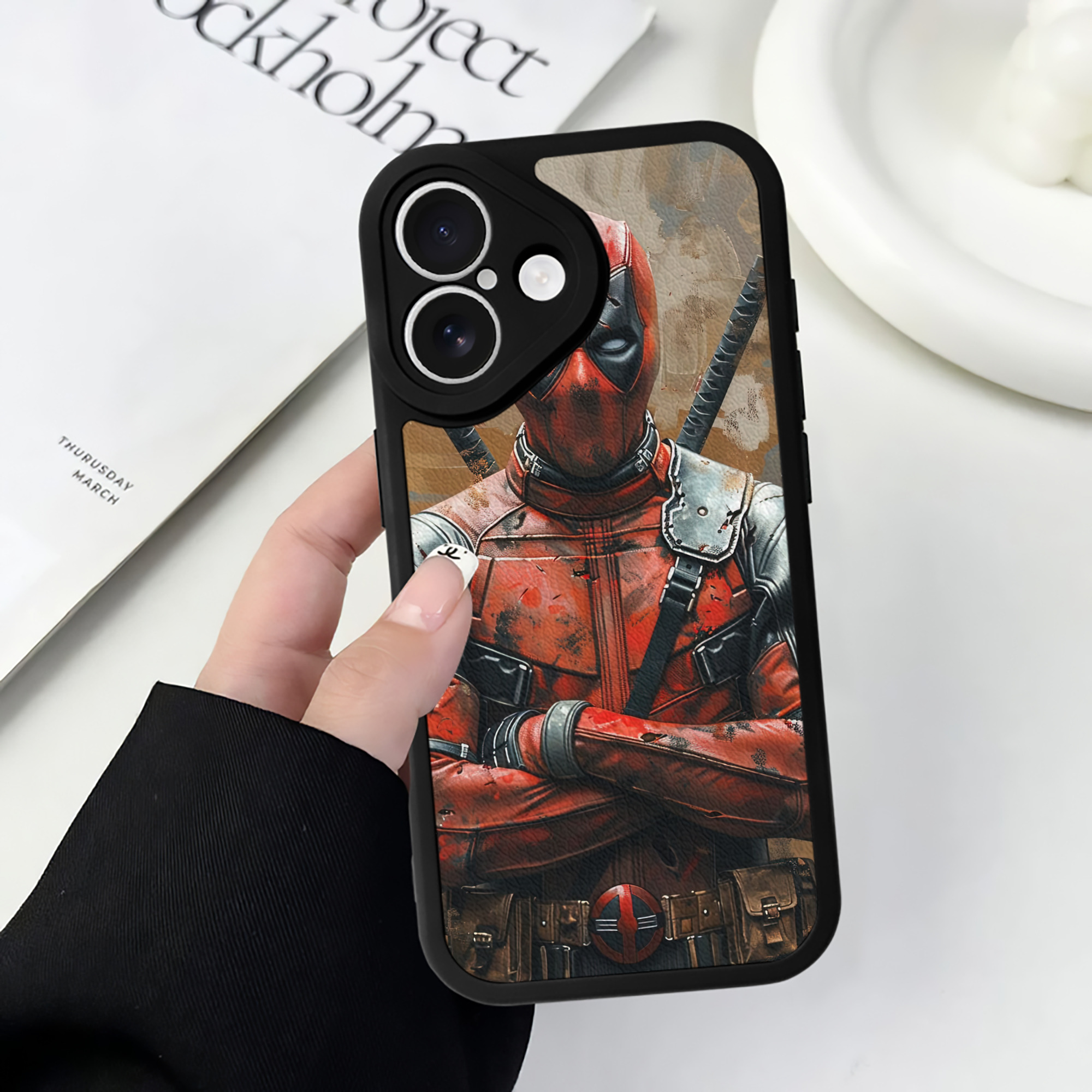 （画像用） Deadpool デッドプール 【iPhone 16シリーズ対応】シリコンスマホケース（レザー調） 材質：シリコン